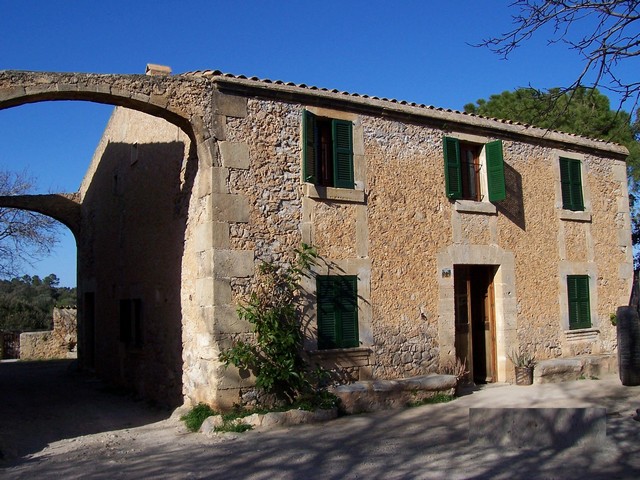 2. Exteriors refugi alcina.JPG